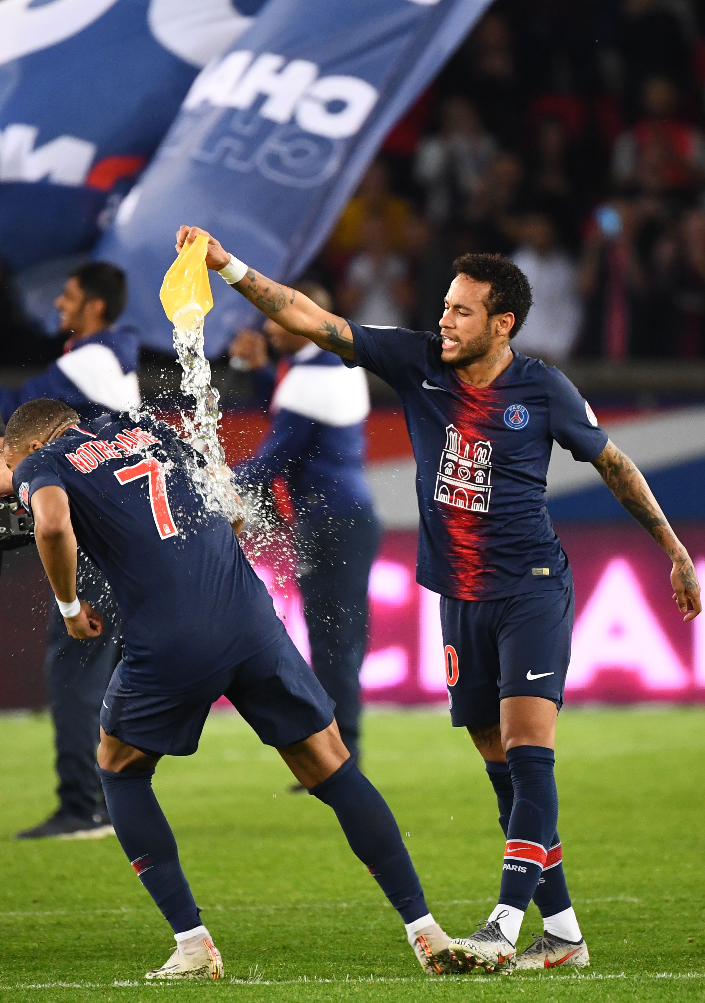 博主：17岁国足新星魏祥鑫飞赴巴黎开启留洋